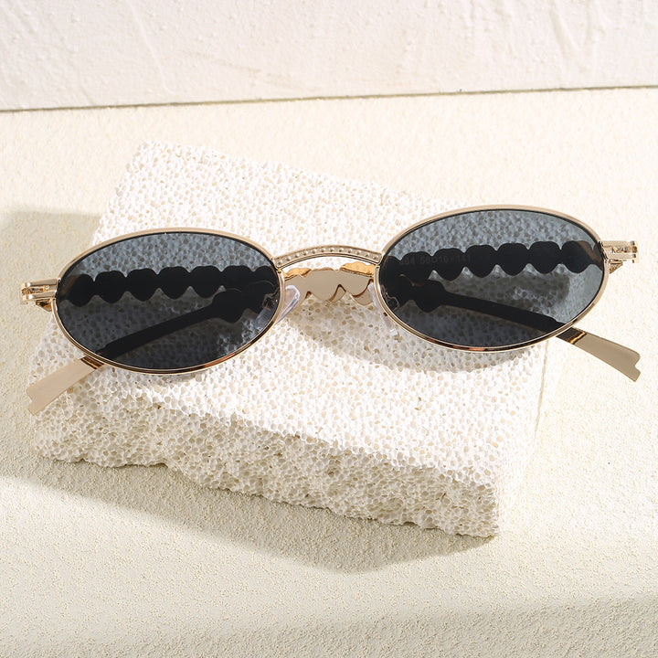 Fashionable sunglasses with oval frame and luxurious accent Kalsten