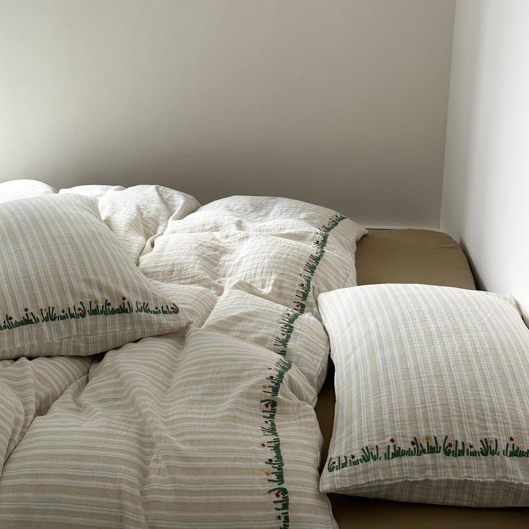 Striped cotton-linen duvet cover with washed crinkle quality and decorative embroidery border