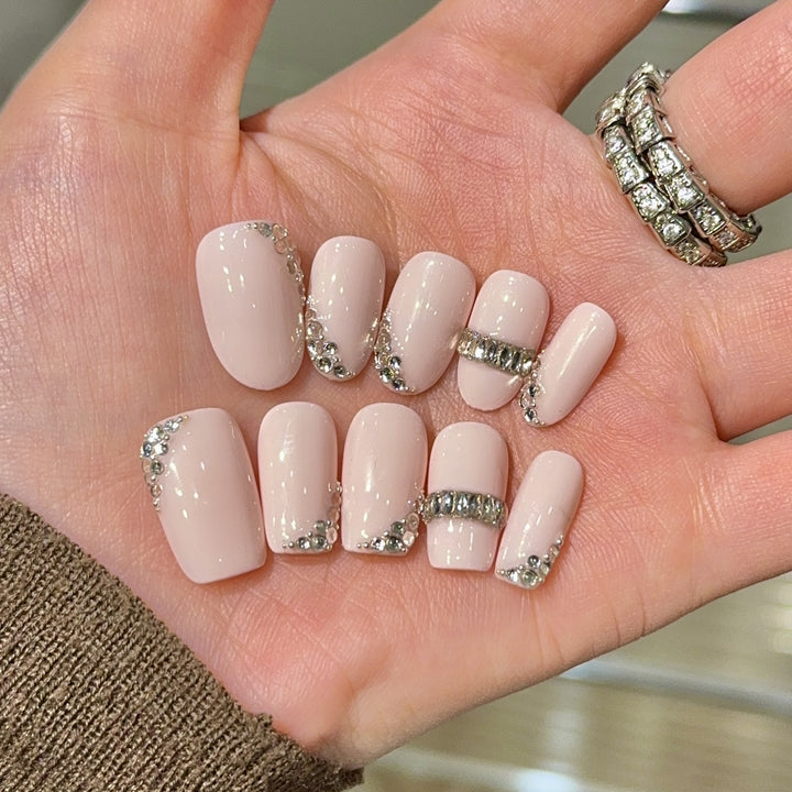 Luxurious art nails with rhinestone accents Kalsten