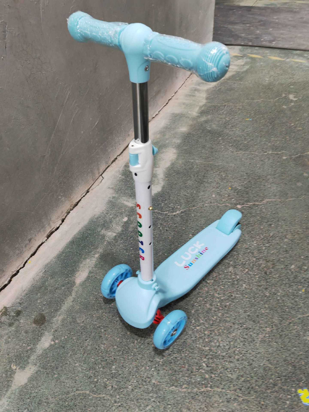 Sturdy Three-Wheeled Kick Scooter Kalsten