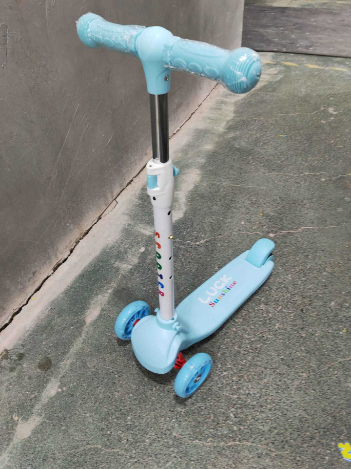Sturdy Three-Wheeled Kick Scooter Kalsten
