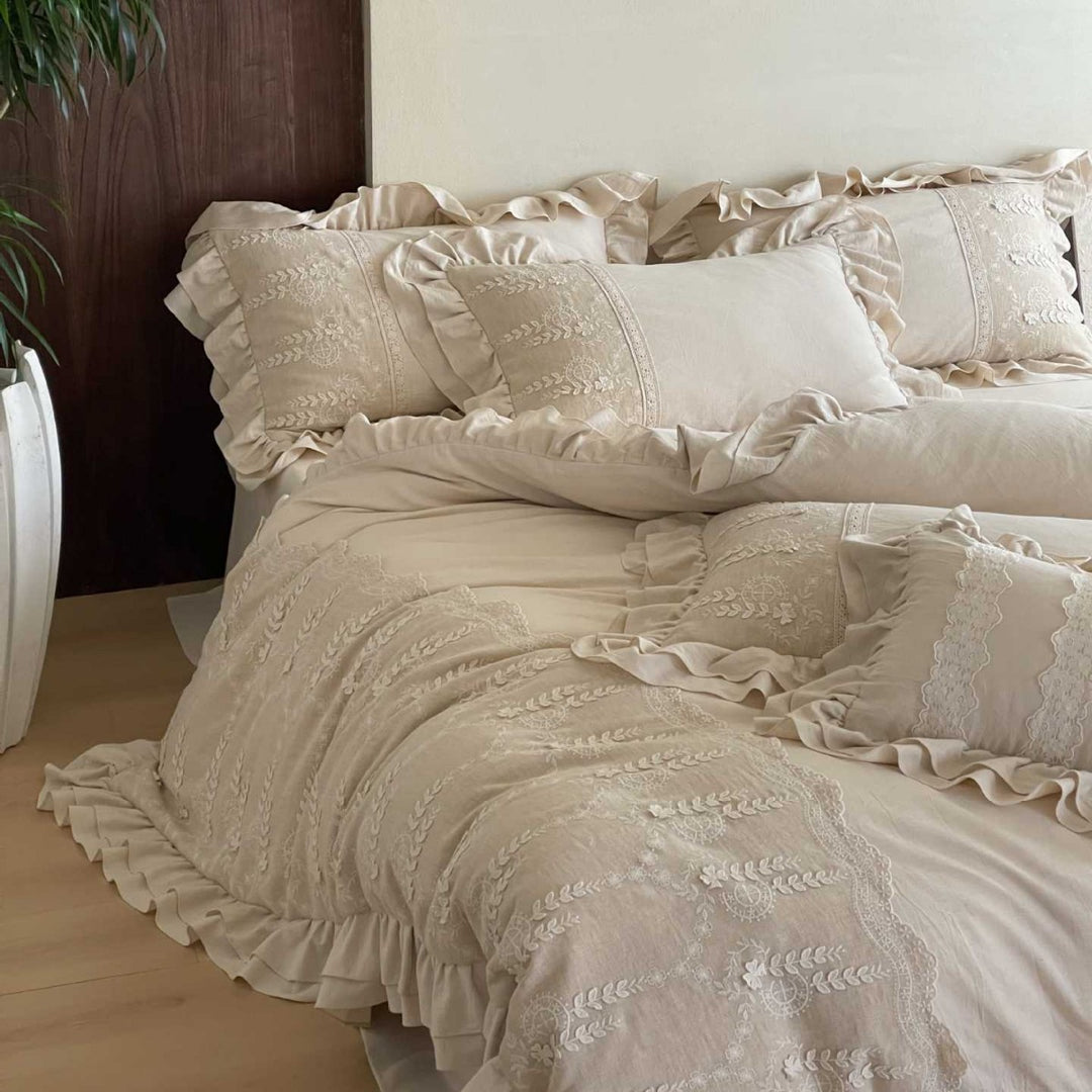 Cotton-linen duvet cover set with ruffles, delicate embroidery and vintage-inspired frill hem