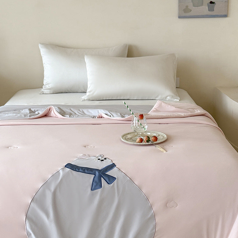 Reversible quilted bedspread with embroidered bear motif and light filling