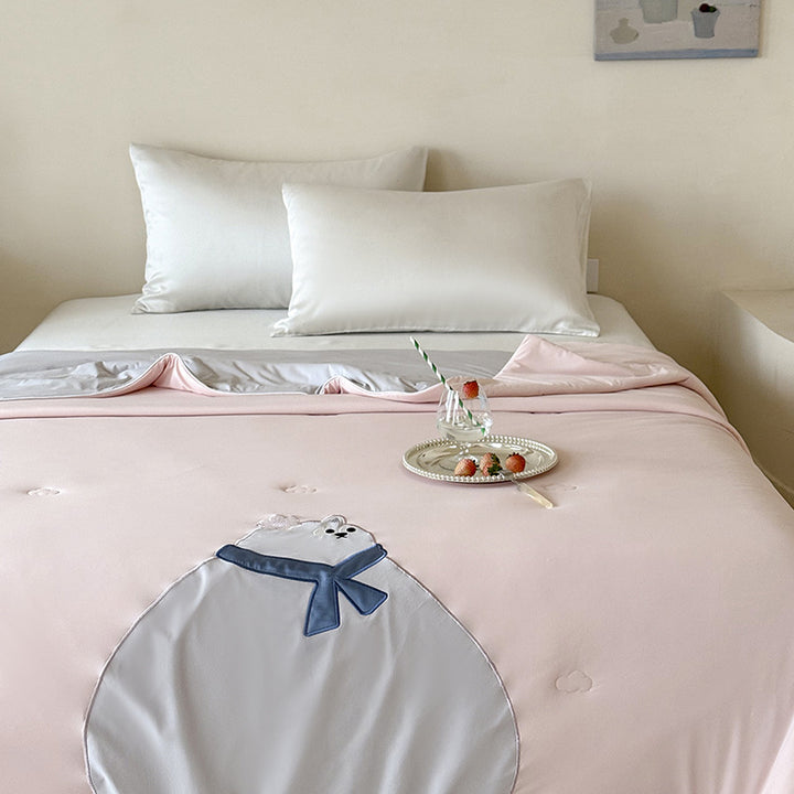Reversible quilted bedspread with embroidered bear motif and light filling