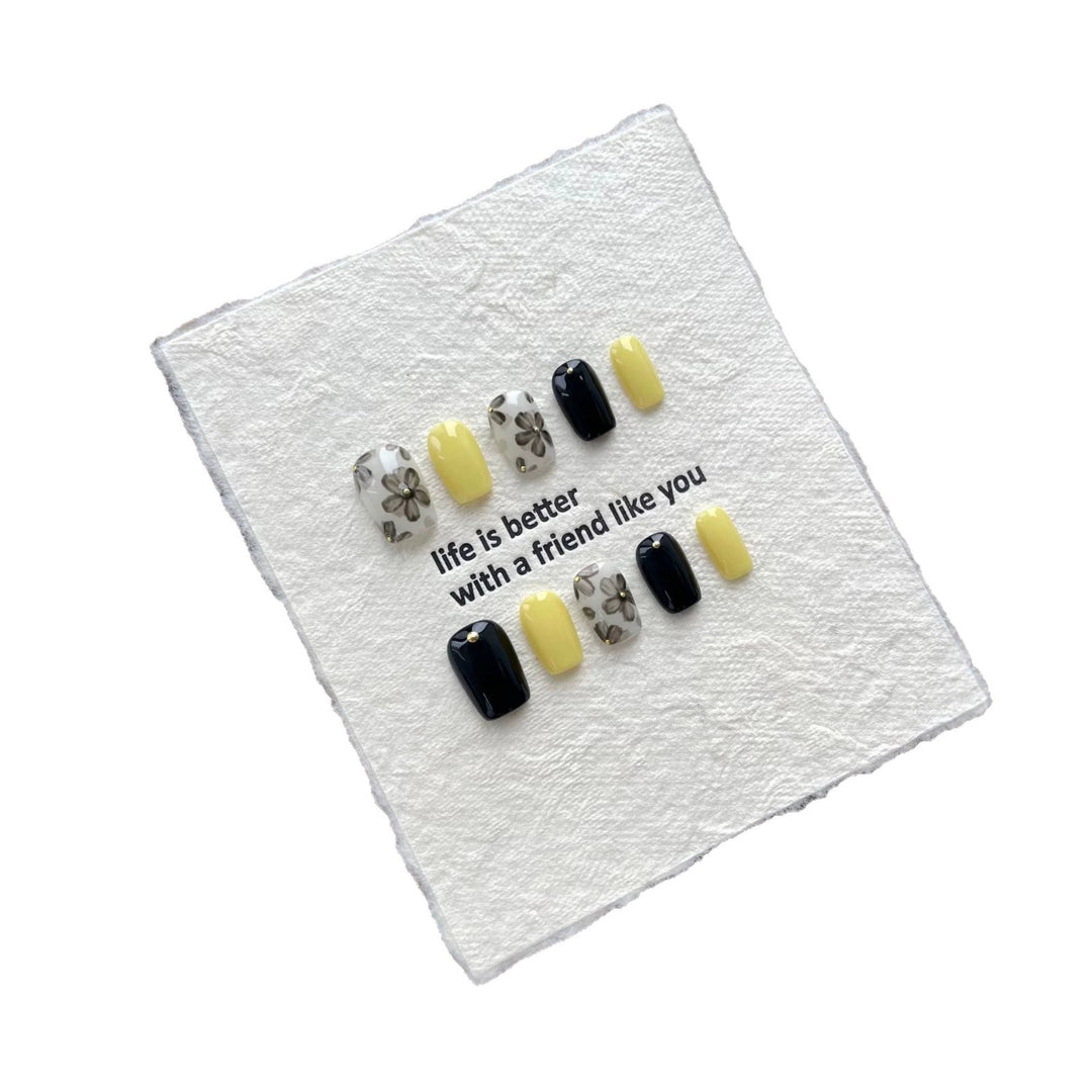 Artistic Floral Accent Press-On Nail Set