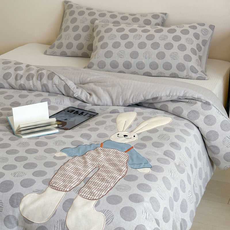 Children's quilt set with appliquéd dog motif and polka dot pattern