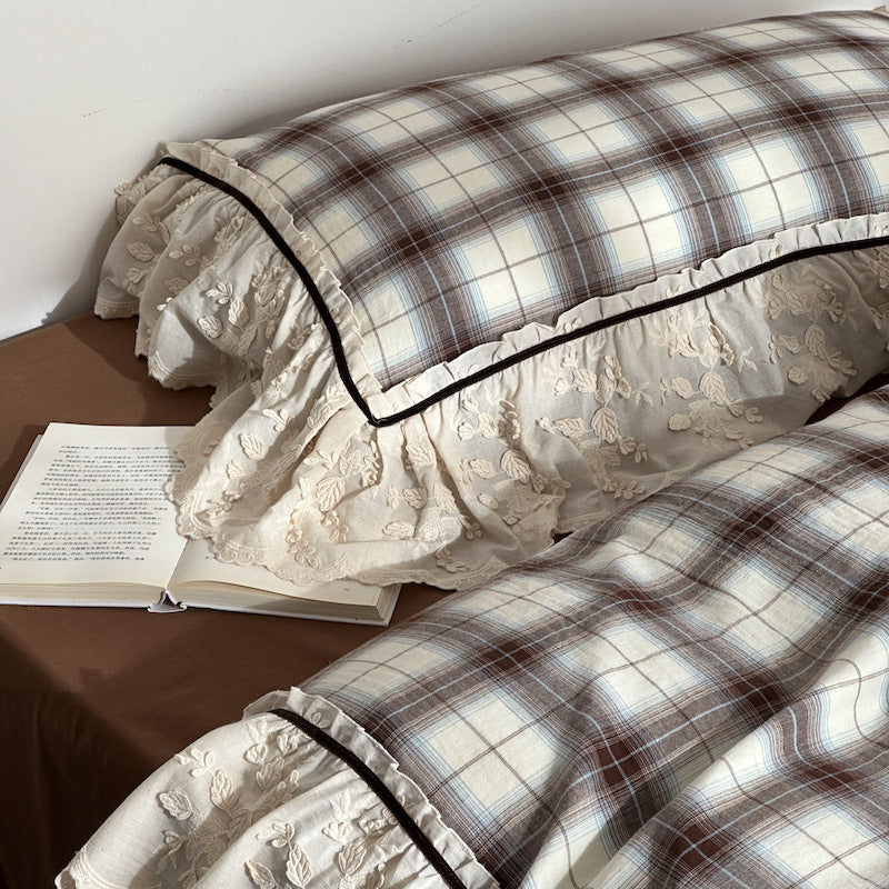 Bedding set made of cotton percale with vintage check and embroidered ruffle