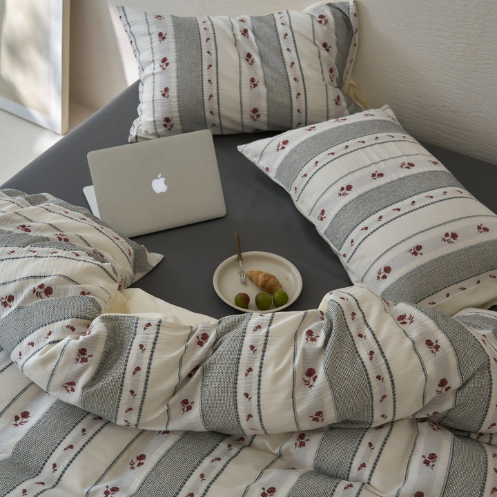 Breathable bedding set made of cotton muslin with striped and rose jacquard