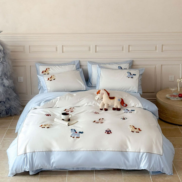 Children's bedding set with embroidered horse appliqués and fine edging