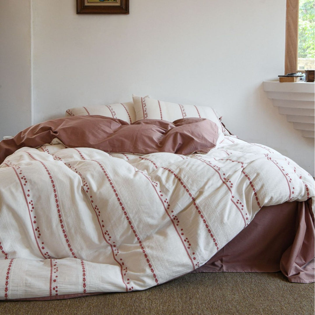 Striped reversible bedding set made of cotton-linen mix with decorative stripes and pillowcases