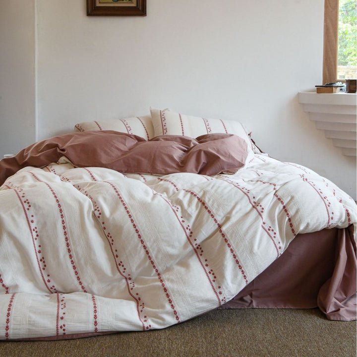 Striped reversible bedding set made of cotton-linen mix with decorative stripes and pillowcases