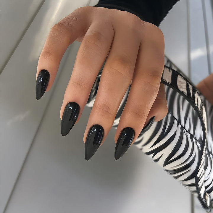 Artificial nail creation with glamorous tips and glitter details Kalsten