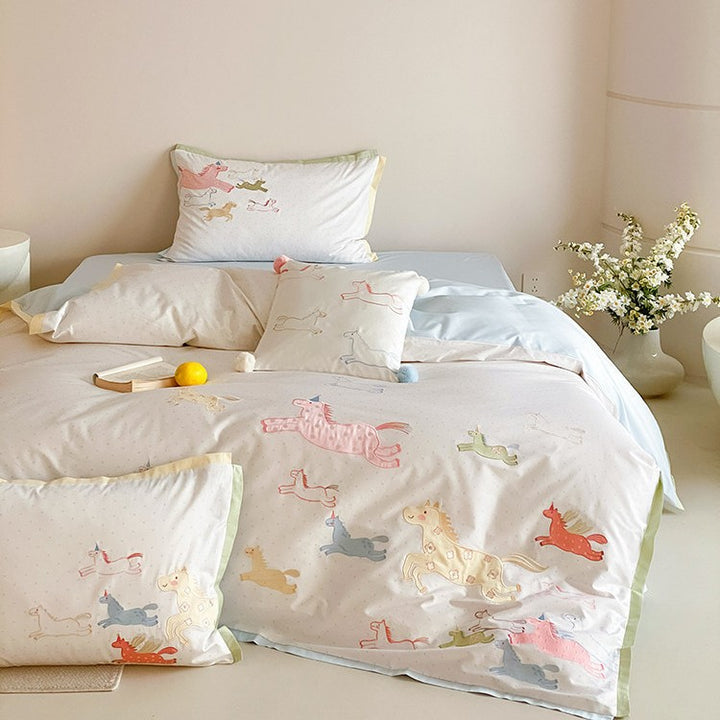 Children's bedding set with unicorn and horse print made of soft cotton satin