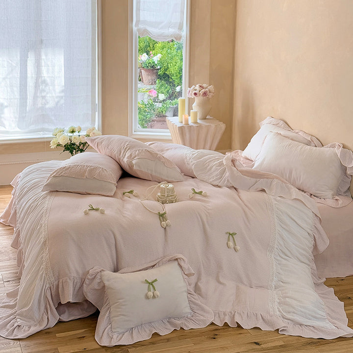 Ruffled bedding set made of cotton gauze with a fine waffle texture and lace edge