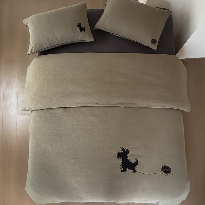 Bed cover set linen look with embroidered dog motif and concealed zipper