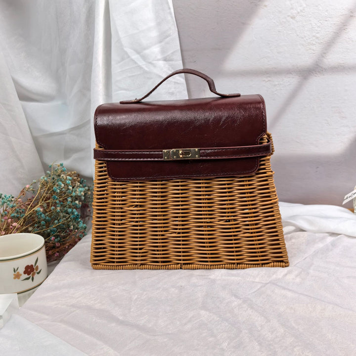 Ladies elegant woven handbag with wooden lid Kalsten