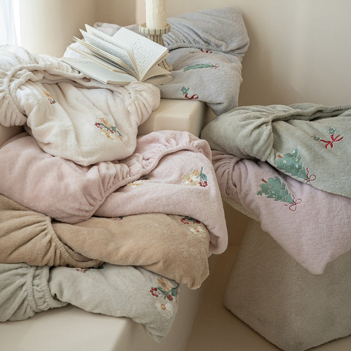 Fitted sheet set with embroidered Christmas tree pattern and soft cotton blend