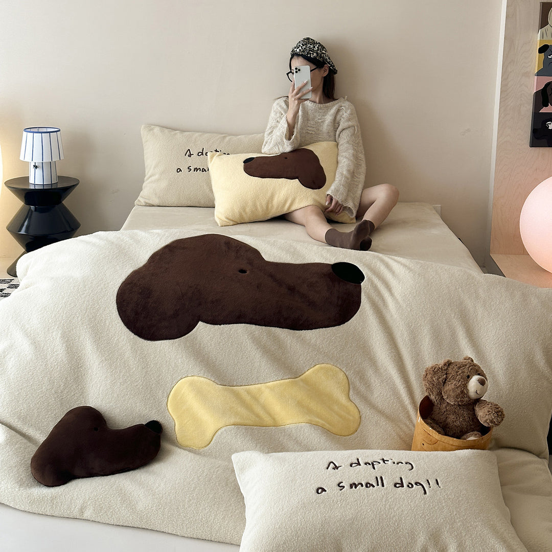 Cozy bedding set with embroidered cat appliqués and soft fleece surface