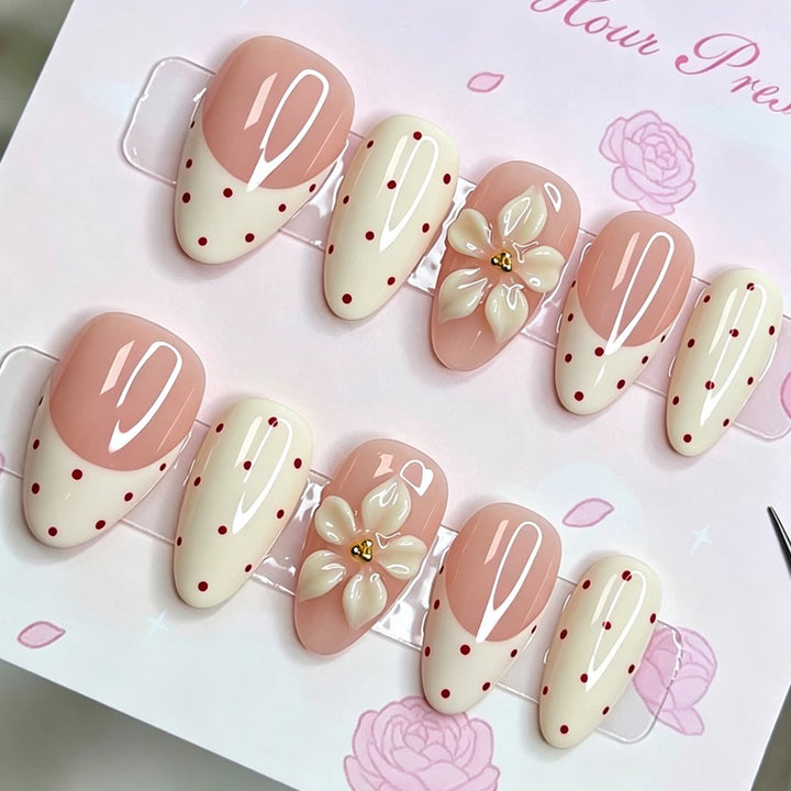 Art nail set with delicate flower and dot elements Kalsten