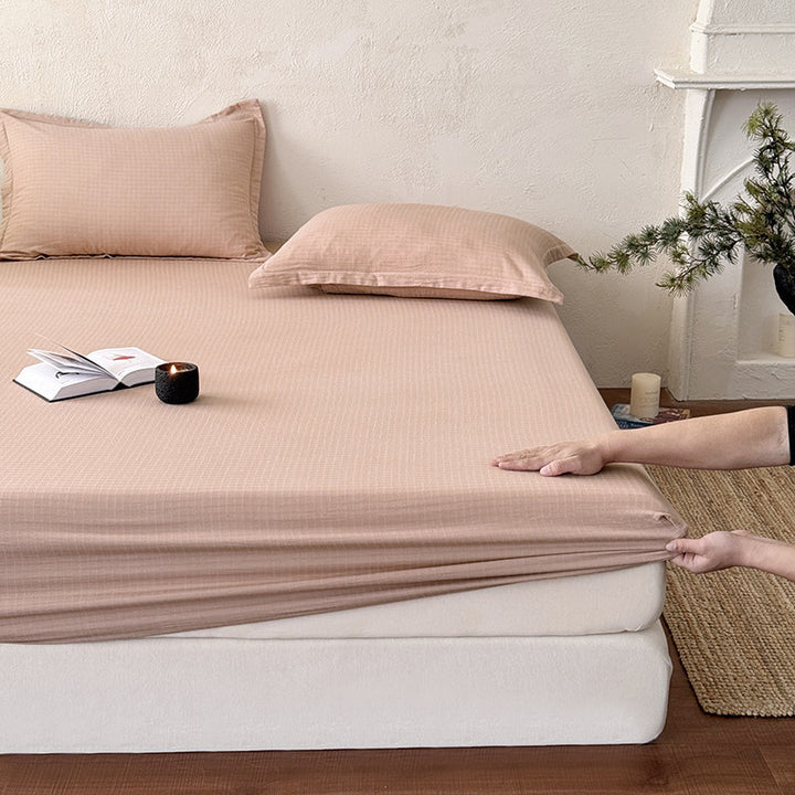 Elastic fitted sheet made of cotton jersey with deep pocket and stretchy all-around elastic