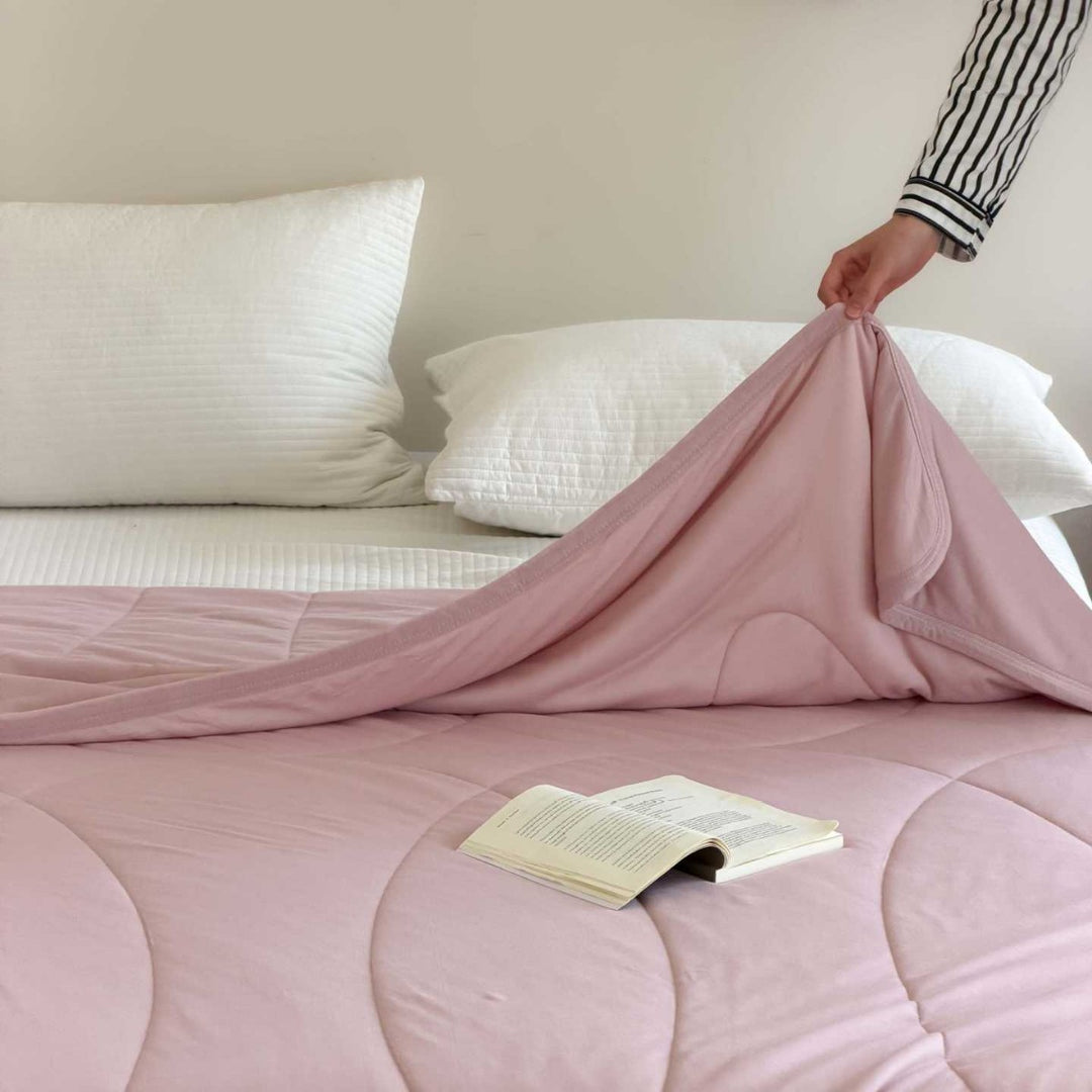 Reversible quilted bedspread with pillow covers made of breathable microfiber