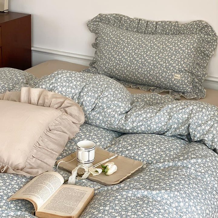 Cotton bedding set with delicate floral pattern and decorative ruffle