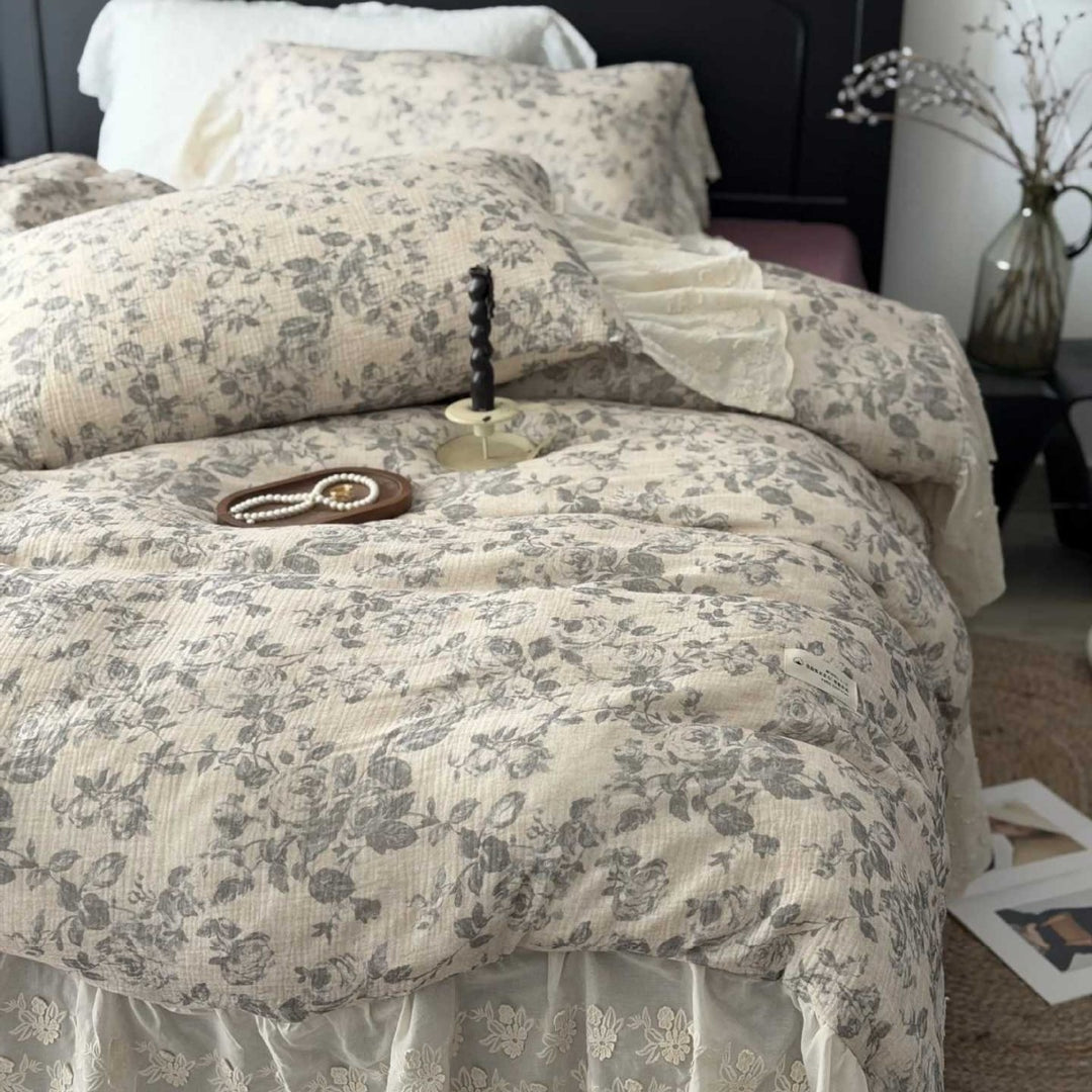 Quilted cotton quilt bedding set with vintage rose print and seersucker texture