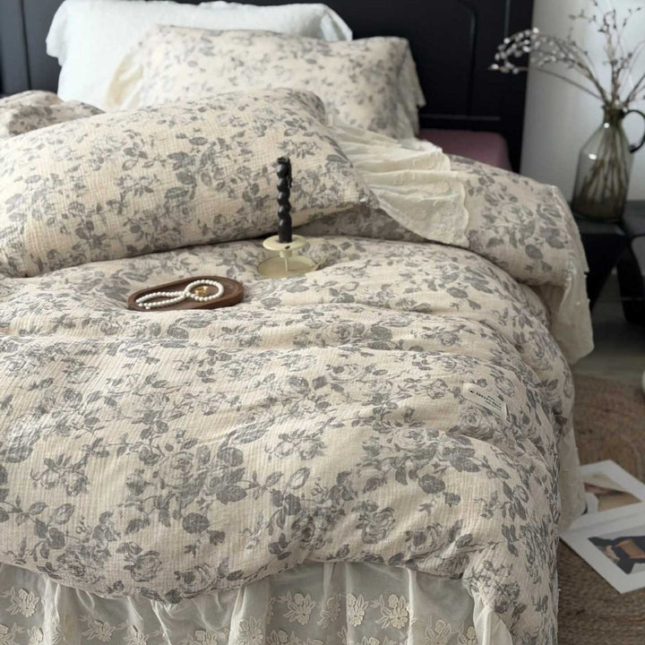 Quilted cotton quilt bedding set with vintage rose print and seersucker texture