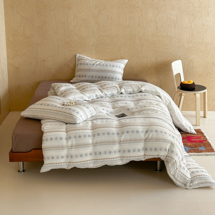 Premium bedding set in nordic-inspired striped pattern made of cotton percale