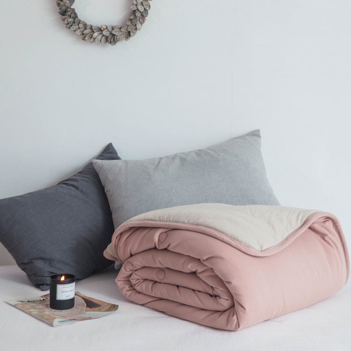Ultralight climate-regulating quilted blanket with compact filling and cotton surface