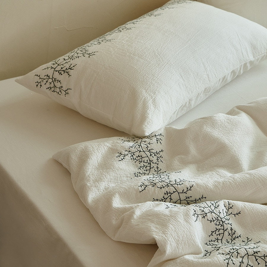 Bedding set made of lightweight cotton muslin with delicate branch embroidery
