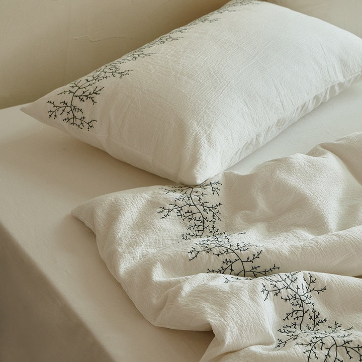 Bedding set made of lightweight cotton muslin with delicate branch embroidery