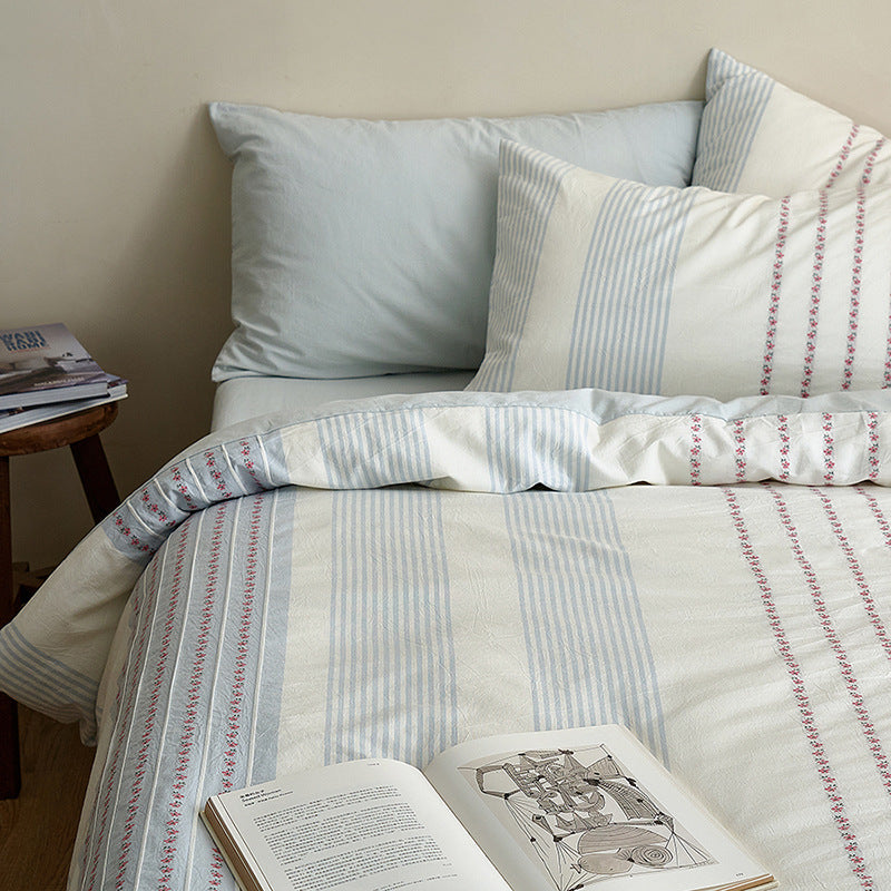 Cotton bedding set with embroidered stripes and fine percale quality