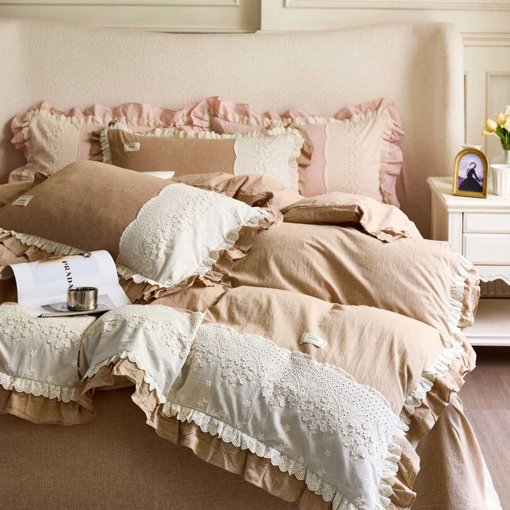 Bedding set made of cotton-linen with crochet lace trim, embroidered borders and ruffled edge