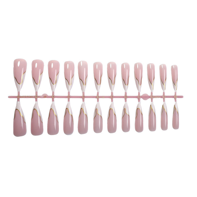 Artifical nail set with elegant gold trim and delicate pink Kalsten