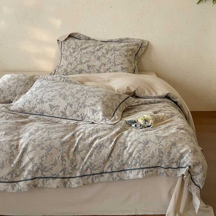 Linen-look duvet cover set with delicate branch print, fine piping and throw