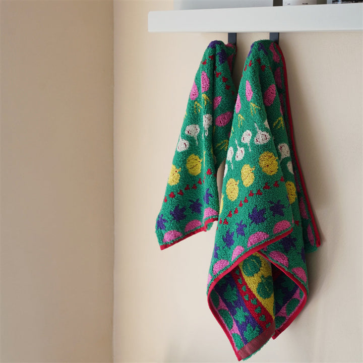 Highly absorbent terry kitchen towel with cheerful vegetable and flower design