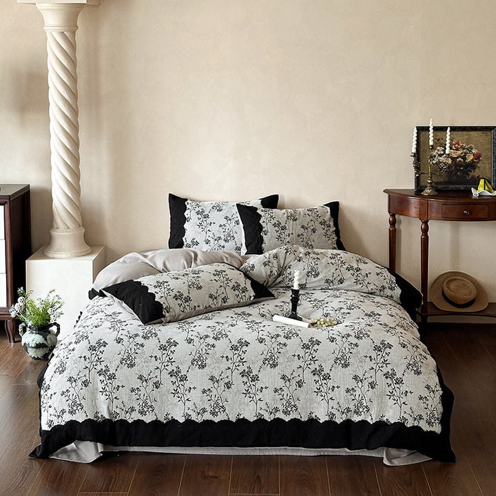 Bedding set made of linen-cotton mix with delicate floral print and contrasting lace edge