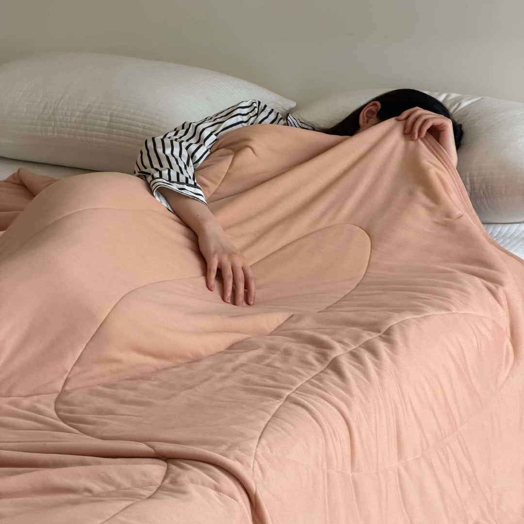 Reversible quilted bedspread with pillow covers made of breathable microfiber