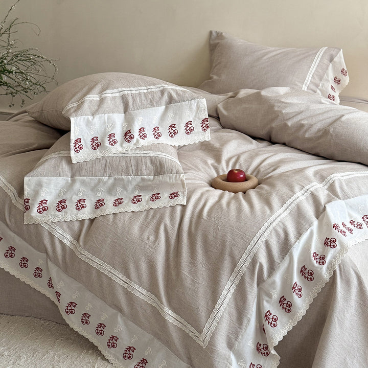 Linen bed linen set with embroidered lace borders