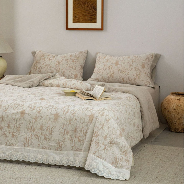 Quilted bedspread and pillowcase set made of cotton-linen with floral jacquard structure and lace edge