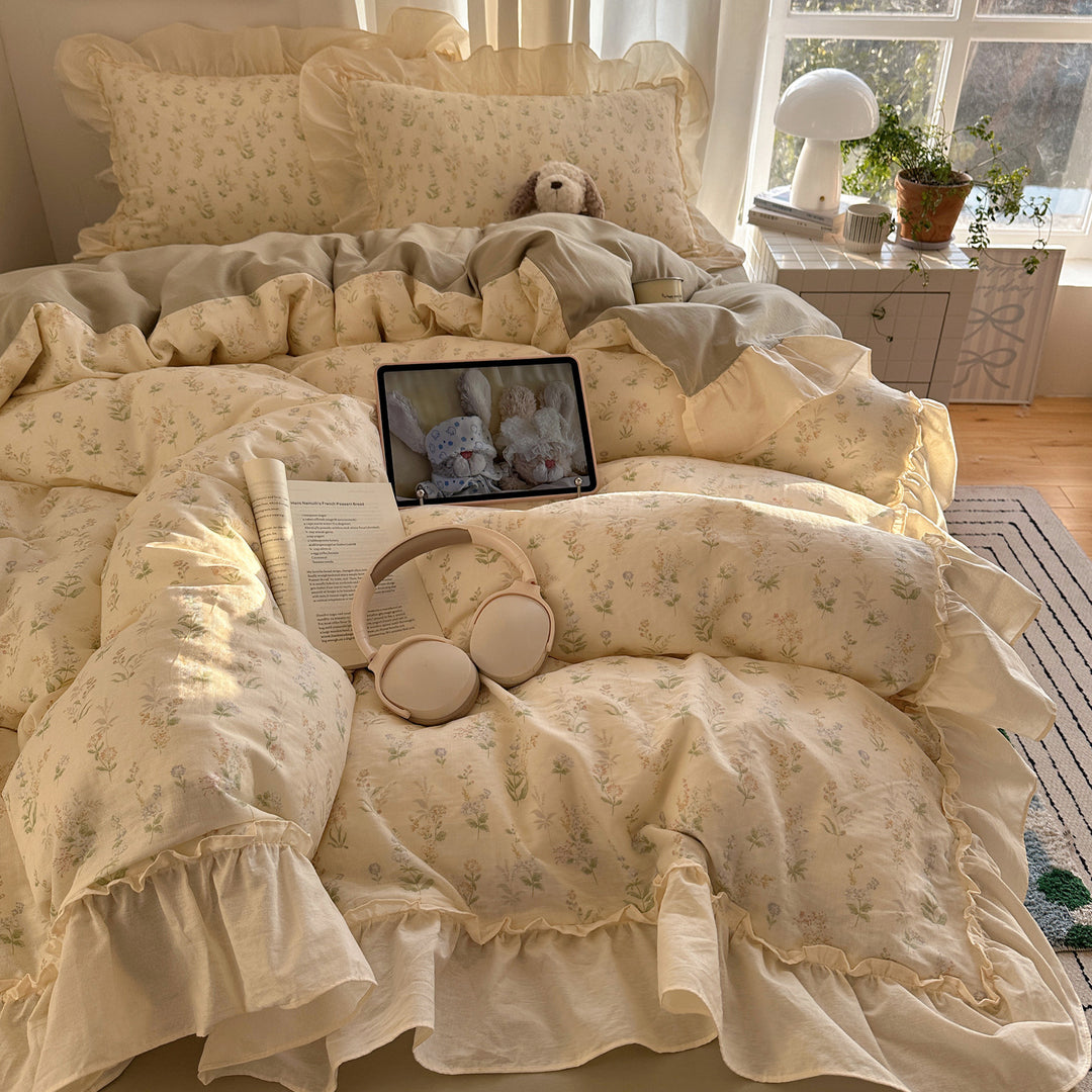 Bedding set made of cotton percale with delicate floral design, ruffle frill and reversible duvet cover
