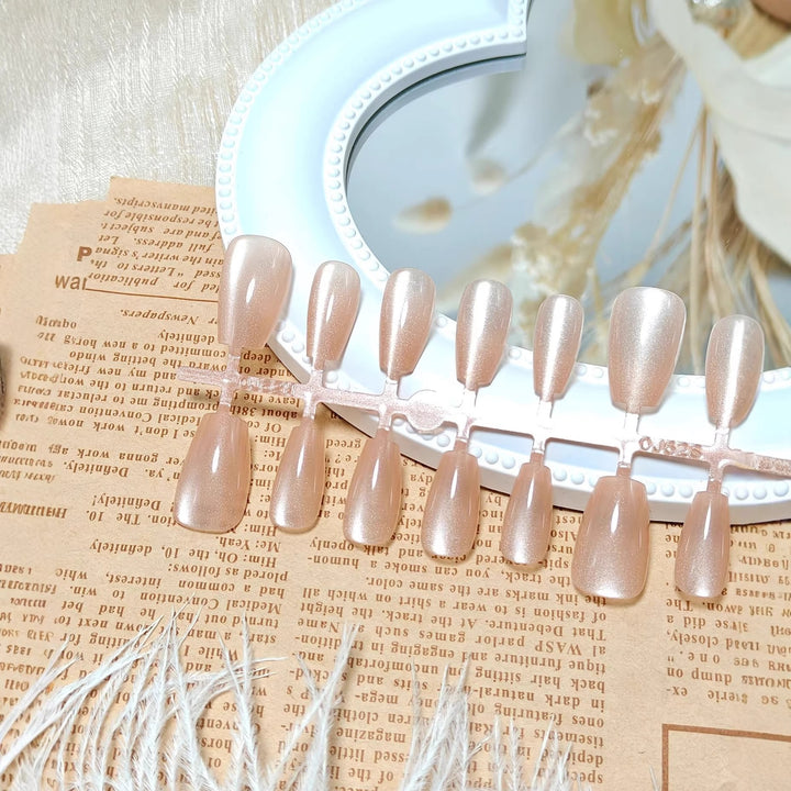 Artificial nails in the elegant nail art set Kalsten