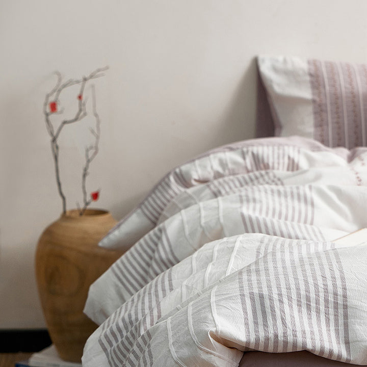 Cotton bedding set with embroidered stripes and fine percale quality