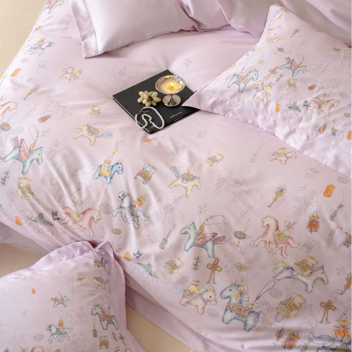 Children's bedding set with pastel-colored fairy tale print
