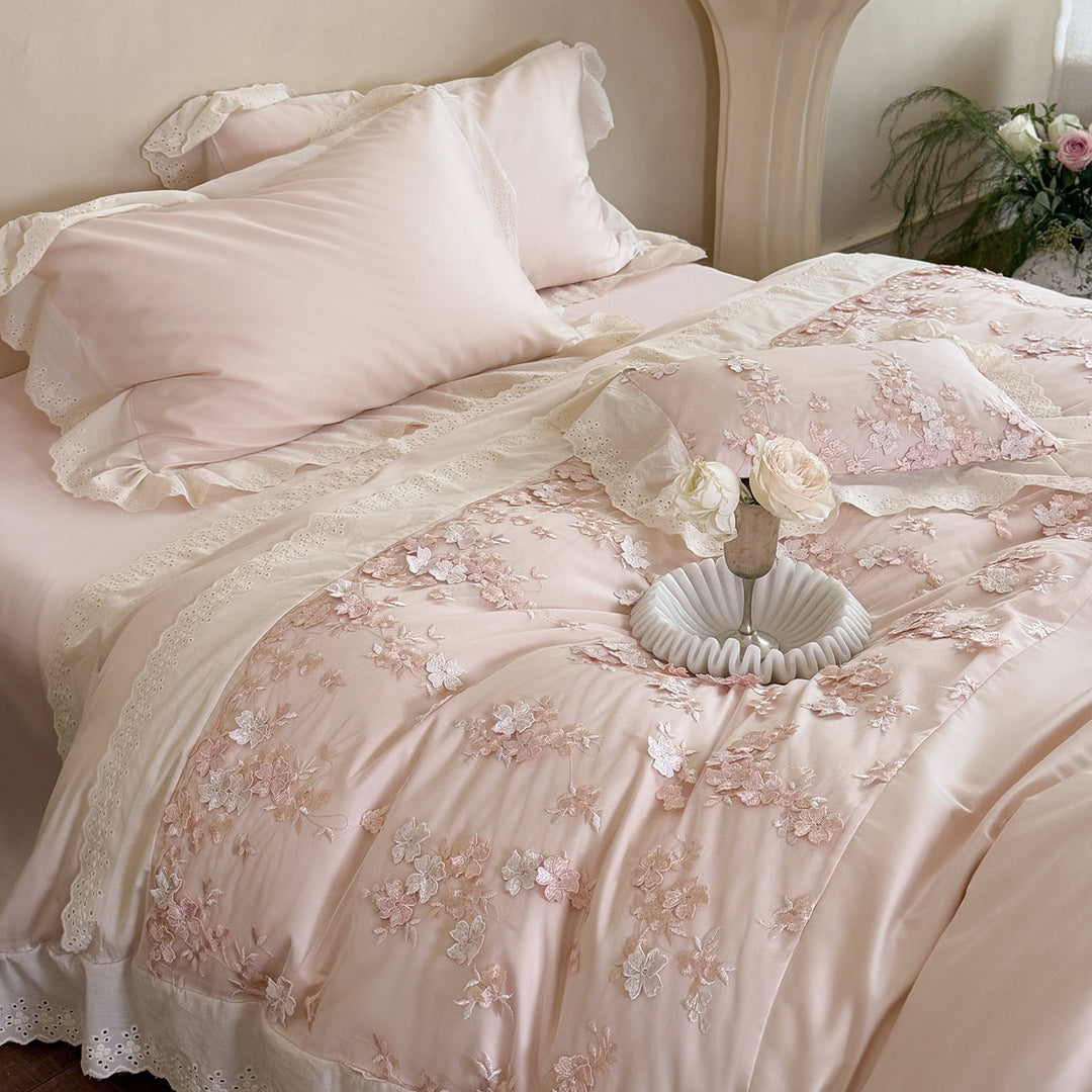 embroidered luxury bedding set made of cotton satin with lace border