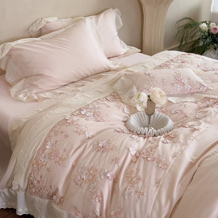 embroidered luxury bedding set made of cotton satin with lace border