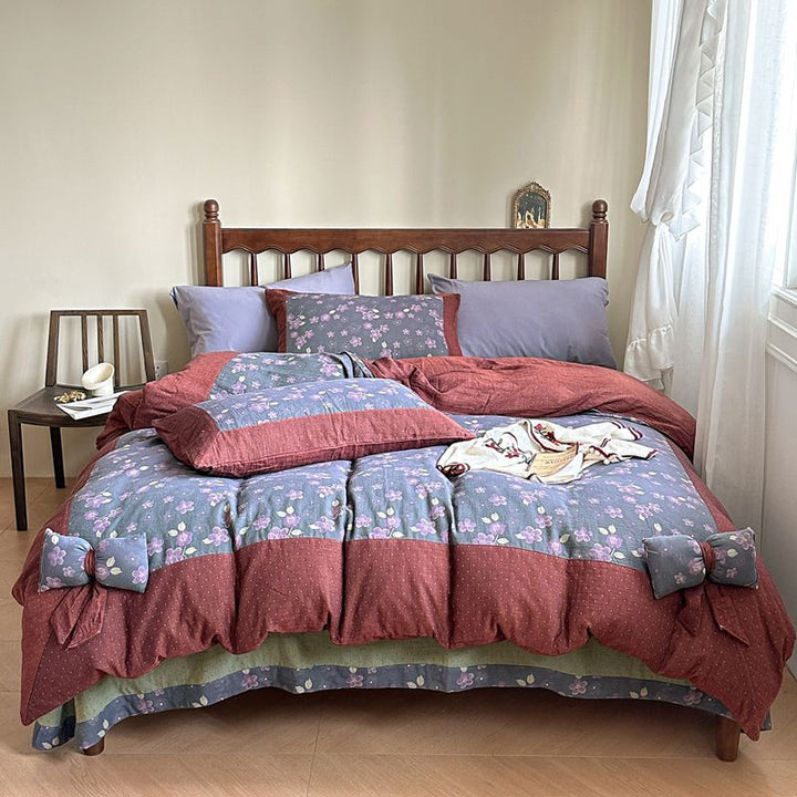 Luxurious reversible bedding set with bow details