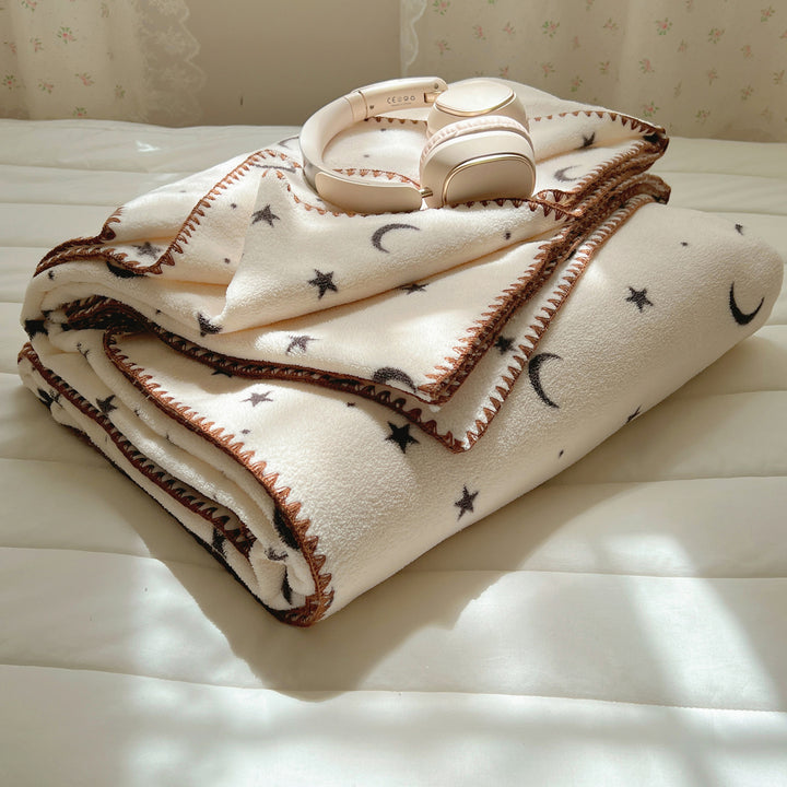 Microfleece cuddly blanket with polka dot pattern and decorative overlock seam