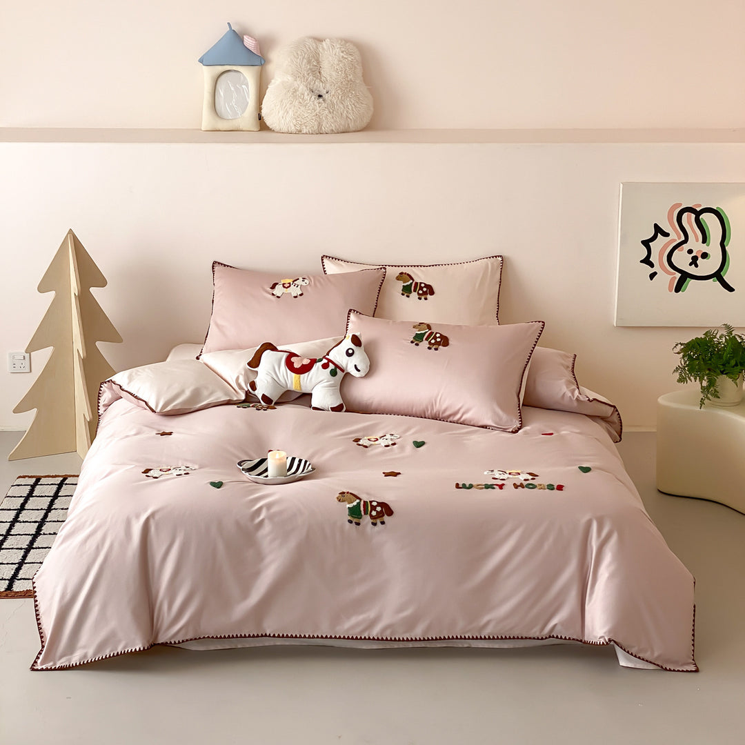 Bedding set made of cotton satin with embroidered cat appliqués and decorative piping